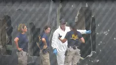 Petugas FBI menyelidiki dinding belakang klub malam gay Pulse di Kota Orlando, Florida, AS, Minggu (12/6). Penembakan brutal yang dilakukan Omar Mateen di klub tersebut menewaskan 50 orang dan melukai 53 lainnya. (Joe Raedle/Getty Images/AFP)