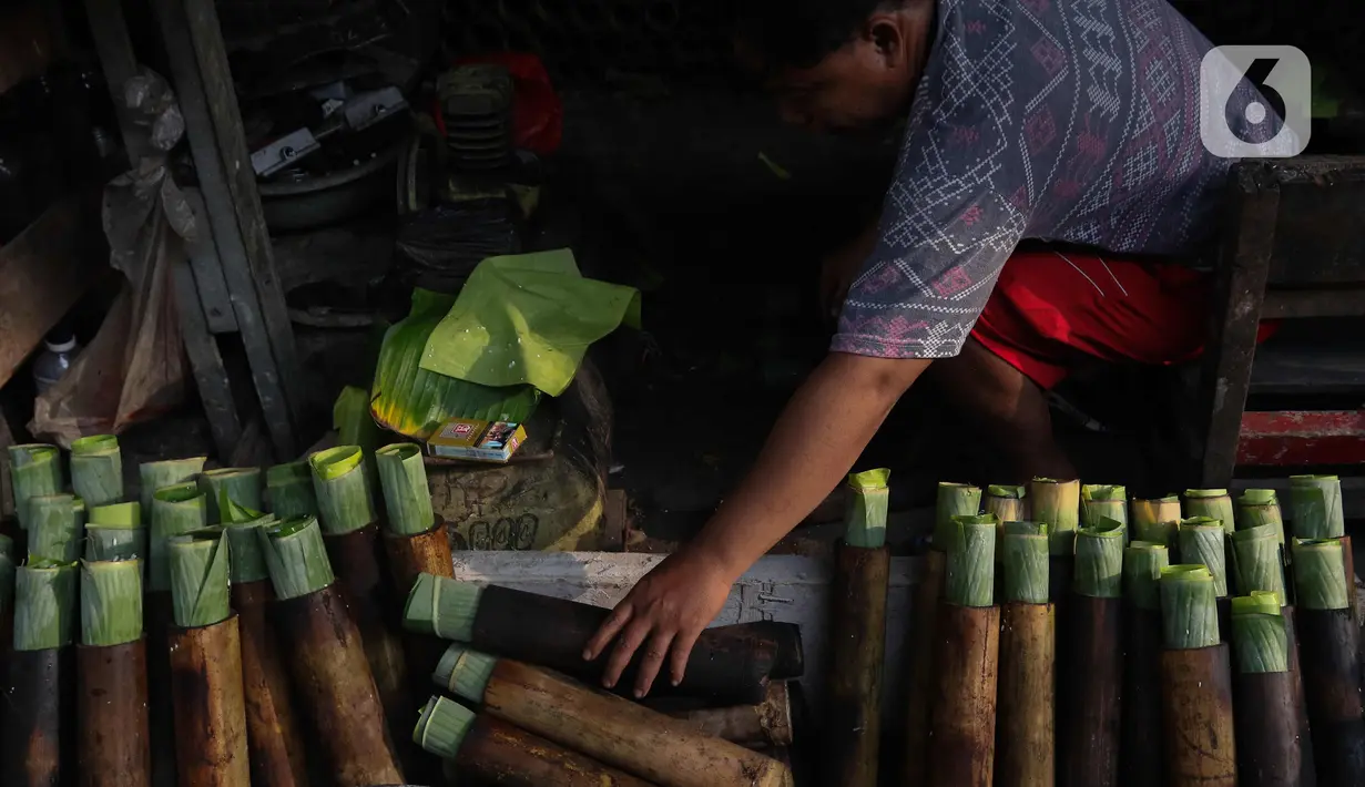 Memasak lemang memakan waktu yang tidak sedikit. Butuh waktu 4 sampai 6 jam untuk memanggang lemang agar matang sempurna. (Liputan6.com/Herman Zakharia)