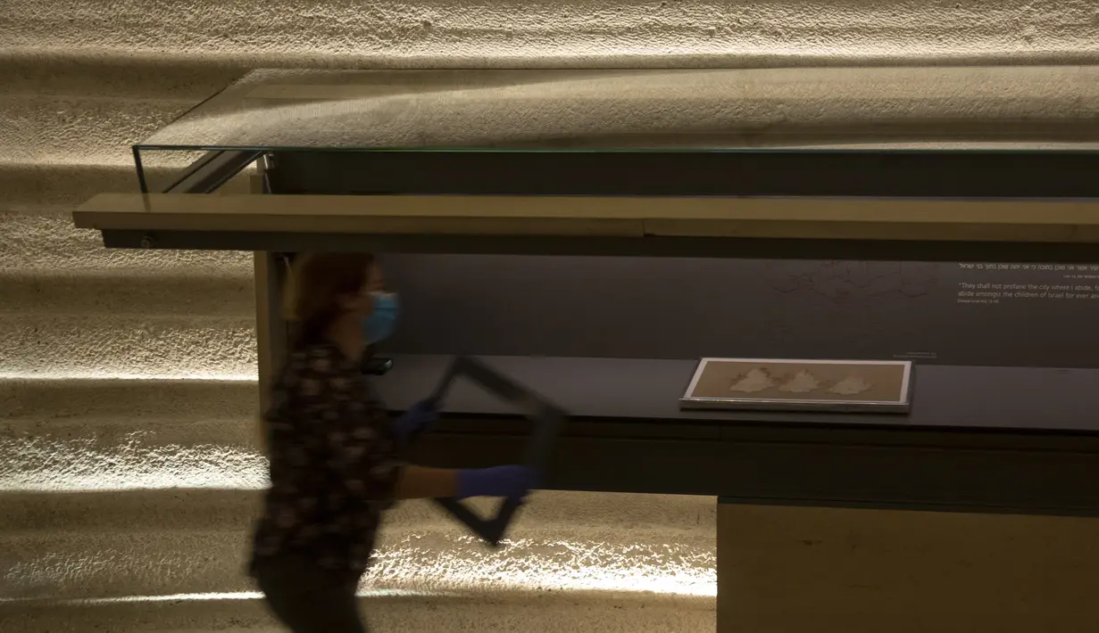 Hagit Maoz, kurator Gulungan Laut Mati di Museum Israel melakukan persiapan terakhir untuk kembali dibuka, Yerusalem, Selasa (11/8/2020). Setelah lima bulan tutup karena pandemi COVID-19, Museum Israel akan kembali dibuka untuk umum pada minggu ini. (AP Photo/Maya Alleruzzo)