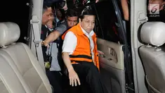 Ketua DPR Setya Novanto naik mobil tahanan usai menjalani pemeriksaan di gedung KPK, Jakarta, Kamis (23/11). Setnov diperiksa untuk dua kasus berbeda, kasus dugaan korupsi pengadaan e-KTP dan kecelakaan yang dialaminya. (Liputan6.com/Helmi Fithriansyah)
