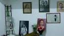 Seorang perempuan berdoa di dekat jenazah artis senior Ade Irawan di rumah duka kawasan Lebak Buluk, Jakarta Selatan, Jumat (17/1/2020). Ibunda Ria Irawan tersebut meninggal dunia di Rumah Sakit Fatmawati pada Jumat (17/1/2020) pada usia 82 tahun. (Liputan6.com/Johan Tallo)