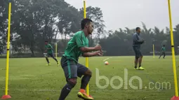 Gelandang Persib, Gian Zola, melakukan pemanasan saat mengikuti seleksi Timnas Indonesia U-22 di Lapangan SPH Karawaci, Banten, Selasa (7/3/2017). (Bola.com/Vitalis Yogi Trisna)
