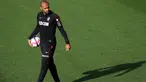 Pelatih baru AS Monaco, Thierry Henry berjalan melihat para pemainnya berlatih di La Turbie, dekat Monaco, Prancis (18/10). Henry menggantikan posisi Leonardo Jardim yang baru saja dipecat pada awal musim ini. (AFP Photo/Valery Hache)