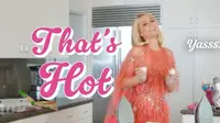 Potret Paris Hilton dalam video promosi Cooking with Paris yang berada di dapur rumahnya di Malibu. (dok. Instagram @parishilton / https://www.instagram.com/p/CSj_5NnFR3V/ / Gabriella Ajeng Larasati)