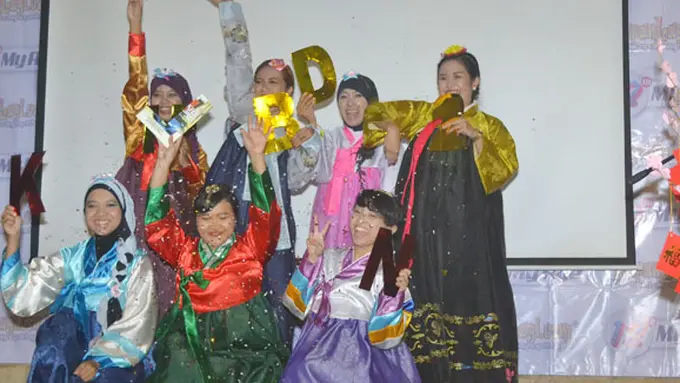 Tim Vemale.com dengan kostum ala Jewel in The Palace | Foto: dok. KapanLagi.com