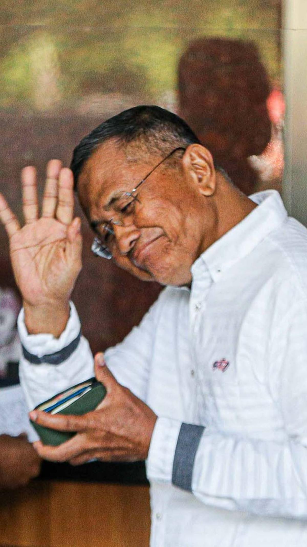 Alex mengatakan, pihaknya memilih berhati-hati dalam mengusut kasus ini. Menurut Alex, dalam mengusut sebuah kasus pihaknya tak bisa sembarangan.<br>