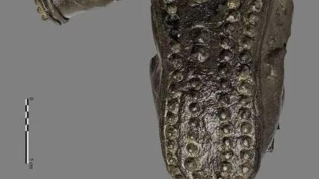 Arkeolog Temukan Sepatu Kulit Romawi Berusia 1700 Tahun, Bentuk Solnya Unik