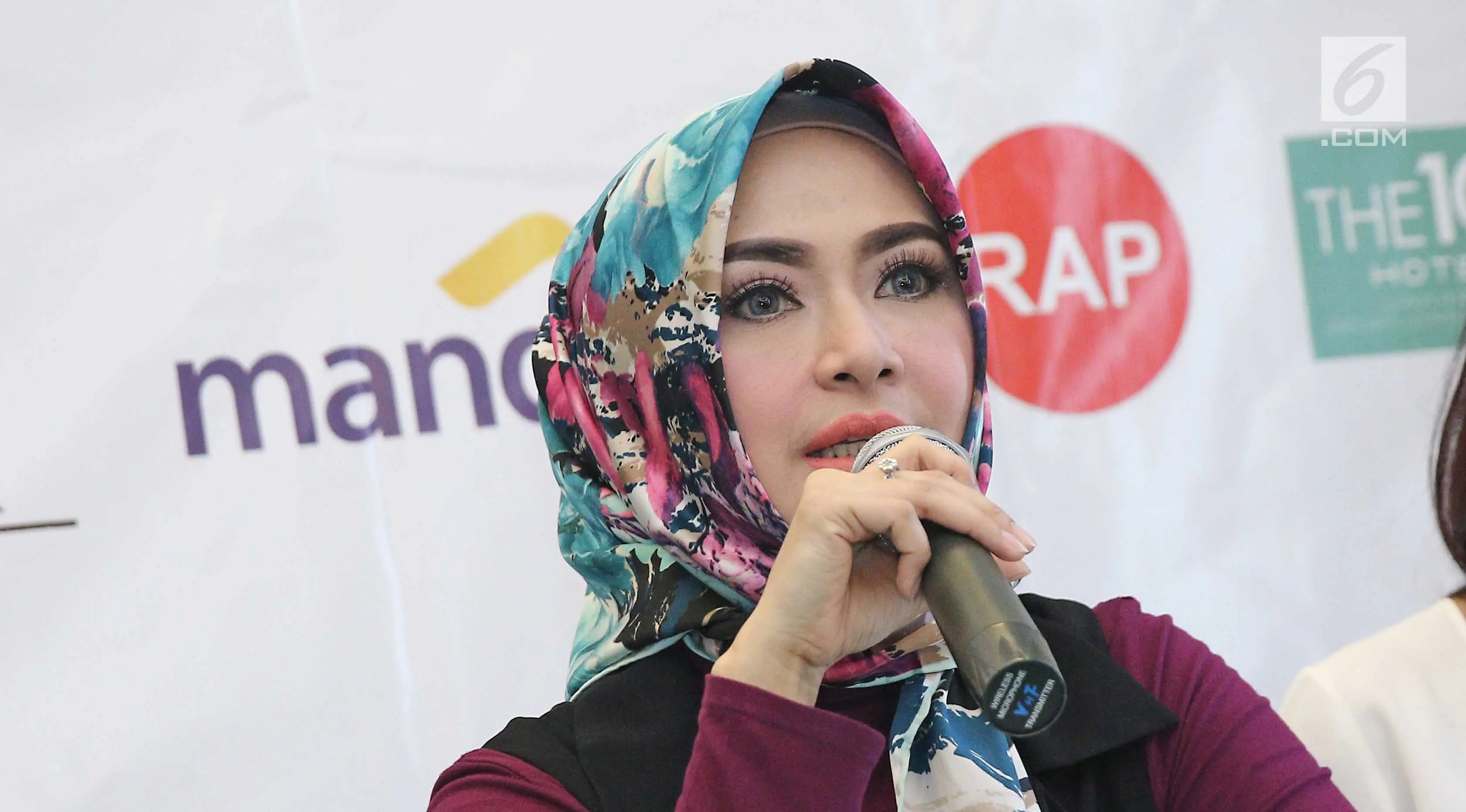 Aktris Eddies Adelia memberi keterangan saat penggalangan dana untuk Rohingya di kawasan Dharmawangsa, Jakarta, Senin (18/09). (Liputan6.com/Herman Zakharia)