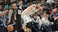 Pemain San Antonio Spurs, Marco Belinelli mencoba mengawal bintang Memphis Grizzleis, Jevon Carter di ajang NBA, Minggu (6/1/2018). (AP Photo/Darren Abate)