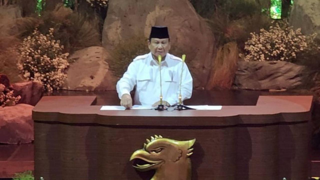 Penuh Hormat Prabowo Cium Tangan Jenderal Sepuh Try Sutrisno Ayah Letjen TNI Kunto Arief