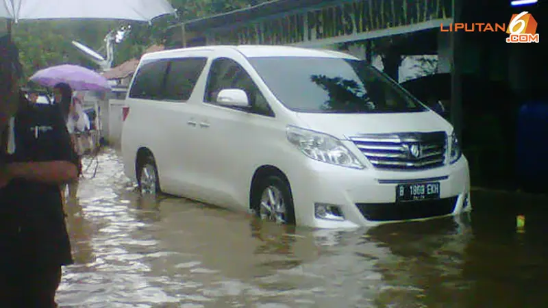 mobil-mewah-banjir-131226c.jpg