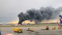 Sebuah pesawat maskapai Aeroflot melakukan pendaratan darurat dan terbakar di Bandara Sheremetyevo, Moskow, Rusia pada Minggu 5 Mei 2019 (AFP PHOTO)