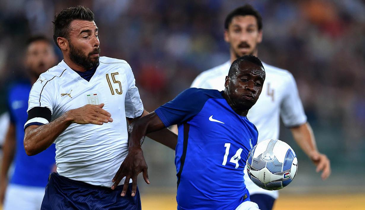 Gelandang Prancis, Blaise Matuidi, berebut bola dengan bek Italia, Andrea Barzagli. Meski kalah, Italia menguasai jalannya laga dengan penguasan bola 63 persen. (AFP/Alberto Pizzoli)