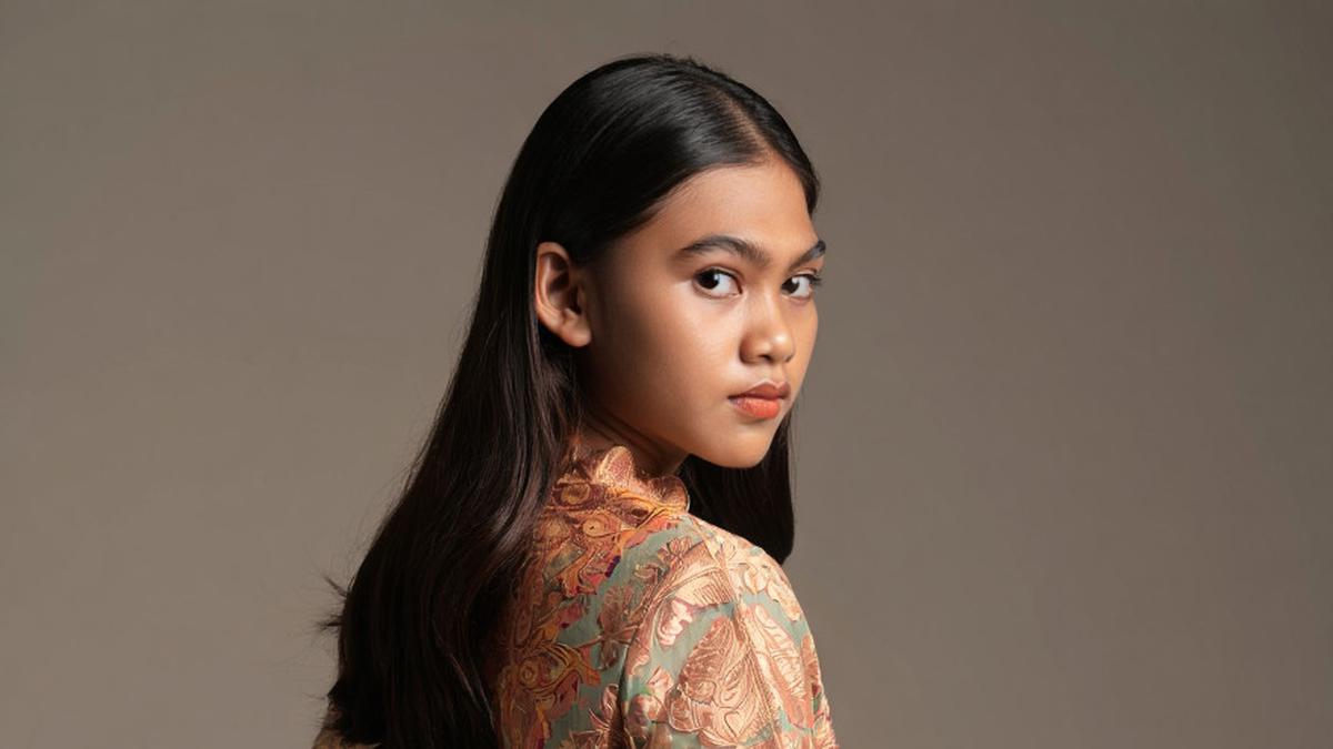 7 Pilihan Batik Kombinasi Brokat Lengan Lonceng Mewah, Anggun di Segala Kesempatan