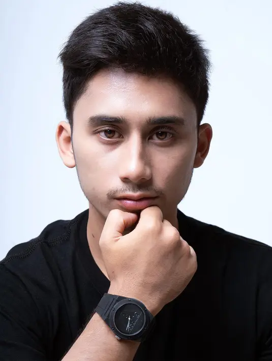 Di dalam vlog Raffi Ahmad, Alshad memamerkan rumahnya yang sangat besar dan mewah di Bandung. Tak tanggung-tanggung, rumahnya berharga 200 milyar rupiah. (Liputan6.com/IG/@alshadahmad)
