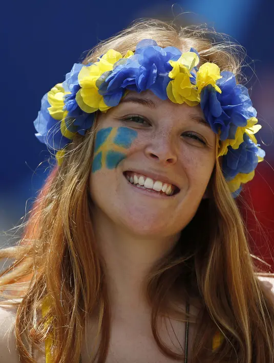 Fans Cantik asal Swedia menanti laga antara Italia melawan Swedia pada laga grup E Euro Cup 2016 di Stadion Municipal, Toulouse, Jumat (17/6/2016) WIB. (EPA/Rungroj Yongrit)