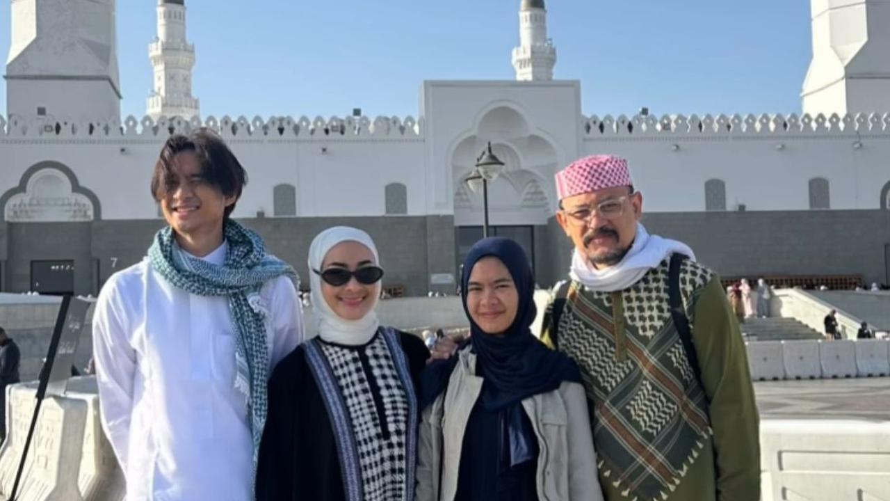 7 Potret Iis Dahlia dan Keluarga Jalani Umroh di Bulan Ramadan, Momen Penuh Haru di Tanah Suci