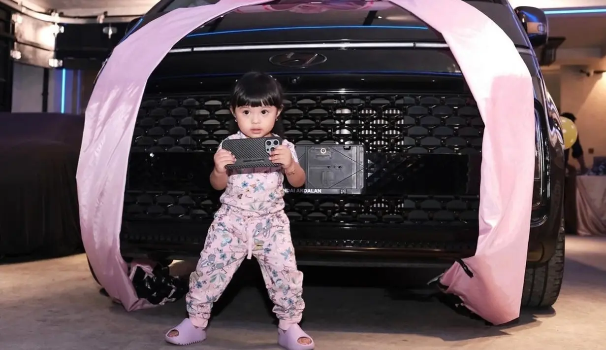 Terlihat gembira, Ameena berpose dengan mobil sungguhan pertamanya. (Liputan6.com/IG/@attahalilintar)