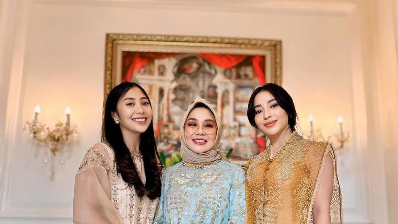 Yora memang telah memasuki kepala lima, namun netizen tetap mengakui bahwa ibu dari dua anak ini tetap cantik, awet muda, dan sangat stylish.<br>
