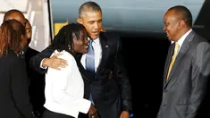 Presiden AS, Barack Obama (kedua kanan) merangkul saudara tirinya saat tiba di bandara intenasional Kenyatta, Nairobi, Kenya, (24/7/2015). Ini merupakan kunjungan pertama Obama ke kenya sebagai Presiden AS. (REUTERS/Jonathan Ernst)