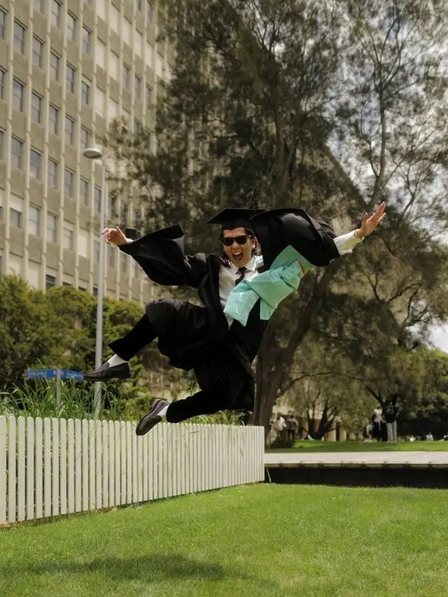 Iqbaal Ramadhan pamer kelulusan dari universitas terbaik di Australia, pamer wajah bahagia dengan toga