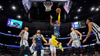 Point guard Grizzlies Ja Morant memasukkan bola ke ring Spurs pada lanjutan NBA (AFP)