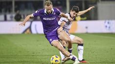 Pemain Fiorentina, Antonin Barak, berebut bola dengan pemain Bologna, Remo Freuler, pada laga Coppa Italia di Stadion Artemio Franchi, Rabu (10/1/2024). Fiorentina menang lewat drama adu penalti. (LaPresse via AP/Massimo Paolone)