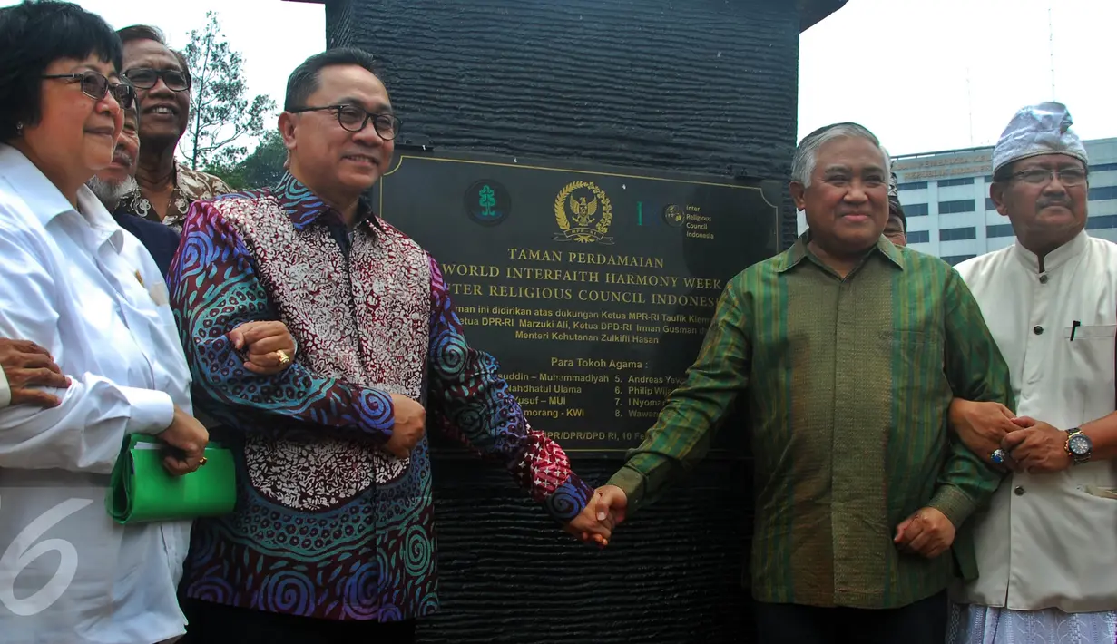 Ketua MPR Zulkifli Hasan bergandeng tangan dengan Ketua Tim Pengarah Siaga Bumi, Din Syamsuddin saat menghadiri peringatan Hari Perdamaian Internasional di Taman Perdamaian, Kompleks Parlemen, Jakarta, Senin (21/9/2015). (Liputan6.com/Johan Tallo)