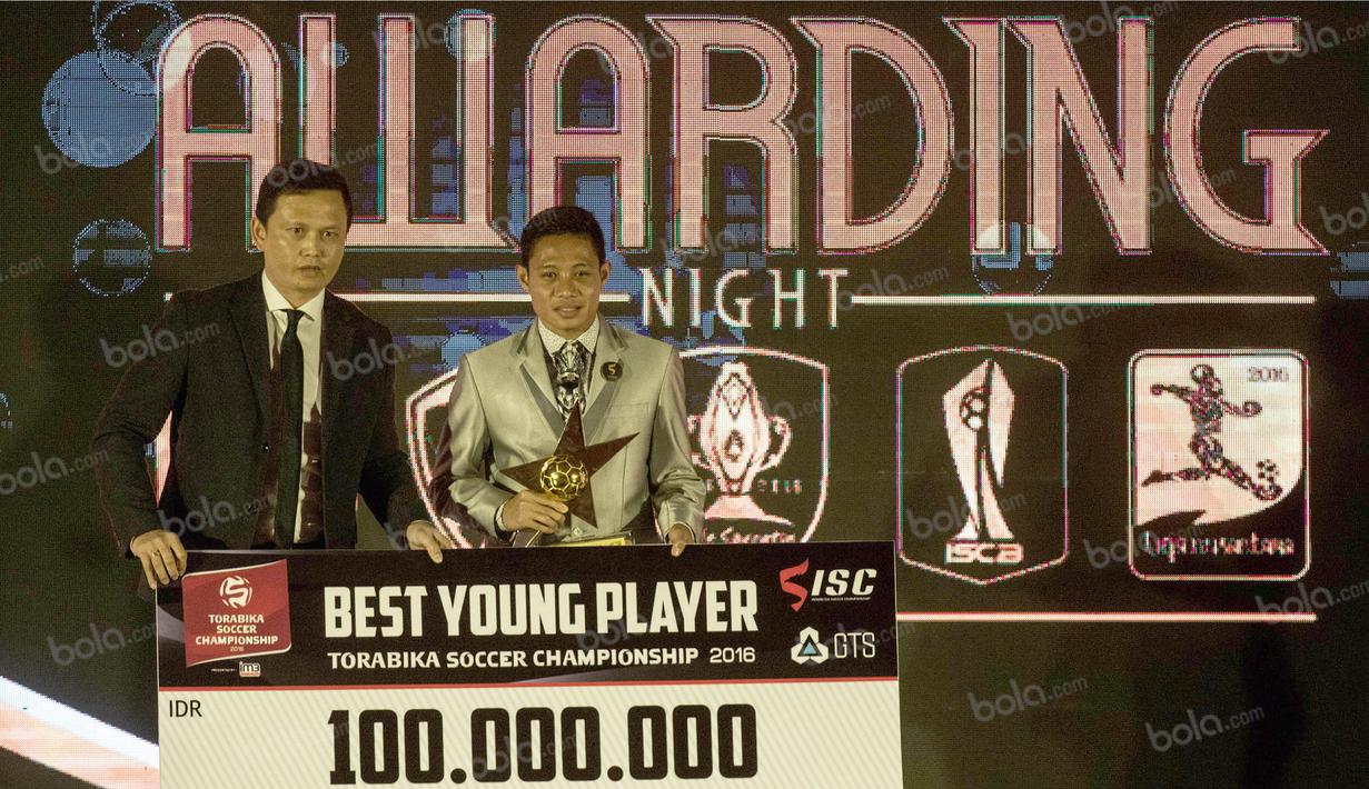 Evan Dimas Darmono meraih penghargaan sebagai pemain muda terbaik pada Awarding Night TSC 2016 di Hotel Aryaduta Bandung, Jawa Barat, Minggu (8/1/2017). (Bola.com/Vitalis Yogi Trisna)