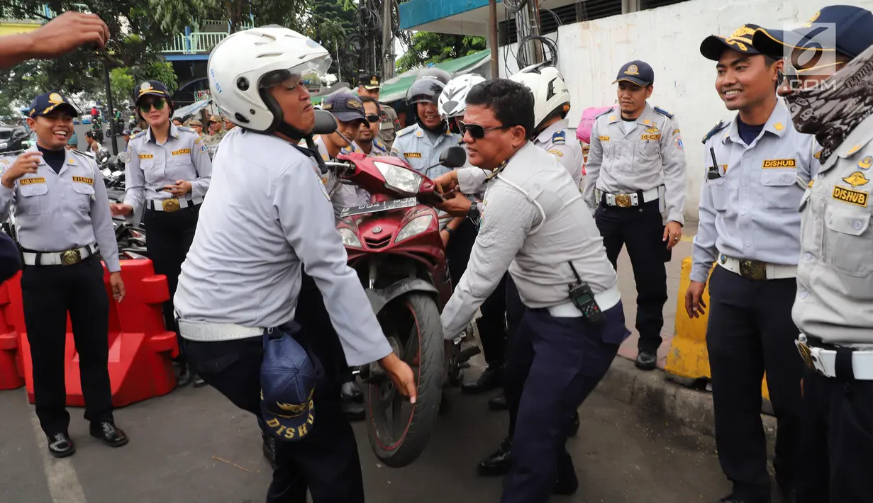 Razia Parkir Liar, Dishub Angkut Motor Pengunjung Pasar Tanah Abang