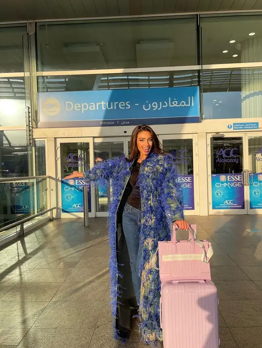 OOTD airport saat akan bertolak ke New Orleans untuk mengikuti kompetisi Miss Universe. Dengan jeans dan jaket couture aksen fur. [@evlin_khalifa]
