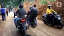 Kendaraan bermotor melintasi ruas jalan Cipanas - Cianjur yang sudah dibuka setelah terjadi longsor akibat gempa bumi di kawasan Cugenang, Cianjur, Jawa Barat, Selasa (22/11/2022). Ruas jalan Cipanas - Cianjur dibuka secara situasional karena di kawasan tersebut masih dilakukan proses evakuasi warga yang masih tertimbun longsor. (merdeka.com/Arie Basuki)