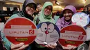 Dua orang bocah bergaya di Photo Both yang telah dipersipakan pihak panitia, Blitz Megaplex, Jakarta (13/12/2014). (Liputan6.com/Faizal Fanani)