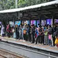 Penumpang menunggu rangkaian KRL di Stasiun KRL Commuter Line Sudirman, Jakarta, Jumat (30/12/2022). Sebelumnya, PT Kereta Commuter Indonesia (KCI) mengatakan, hingga saat ini, kenaikan tarif Commuter Line atau Kereta Rel Listrik (KRL) masih dalam pembahasan antara KCI dan pemerintah. (Liputan6.com/Faizal Fanani)