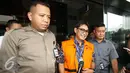 Choel Mallarangeng dimintai keterangan oleh awak media usai menjalani pemeriksaan di gedung KPK, Jakarta, Senin (6/2). Choel di periksa sebagai saksi terkait penyidikan kasus dugaan korupsi proyek Hambalang. (Liputan6.com/Helmi Affandi) 