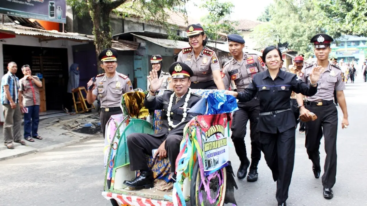 Kapolres Cantik Antar Pulang Polisi Purna dengan Gowes Becak