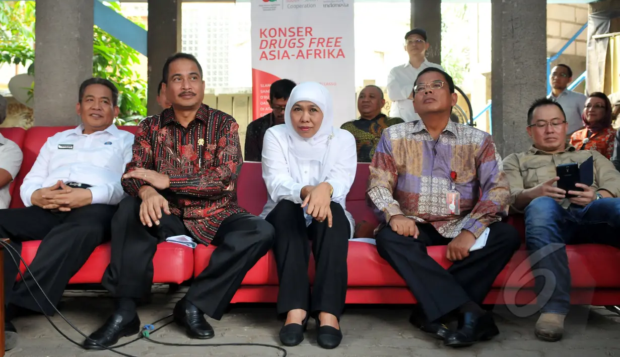 Mensos Khofifah (tengah) saat menghadiri konferensi pers konser bertajuk "Drugs Free Asia-Afrika" di Potlot, Duren Tiga, Jakarta Selatan, Senin (13/4/2015). Rencananya konser akan digelar di Monas pada Minggu (19/4). (Liputan6.com/Panji Diksana)