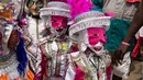 Peserta mengenakan topeng saat acara Winneba Fancy Dress di Ghana, Senin (2/1). Festival ini oleh penduduk sekitar dikenal dengan nama Kakamotobi. (AFP PHOTO / Ruth McDowall)