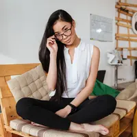 ilustrasi perempuan berkacamata/Dean Drobot/Shutterstock