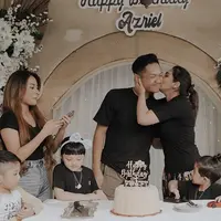 Azriel Hermansyah, kini semakin tumbuh dewasa. Sabtu (27/6/2020), anak laki-laki yang satu ini genap berusia 20 tahun. Sudah berkepala dua, adik Aurel Hermansyah ini memiliki harapan baik untuk ke depannya. (Instagram/azriel_hermansyah)