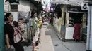 Aktivitas warga di perkampungan kumuh kawasan Semper, Cilincing, Jakarta, Selasa (12/10/2021). Data Badan Pusat Statistik (BPS) Provinsi DKI Jakarta per September 2021 mencatat, jumlah penduduk miskin di Ibu Kota mencapai 362 ribu jiwa. (merdeka.com/Iqbal S. Nugroho)