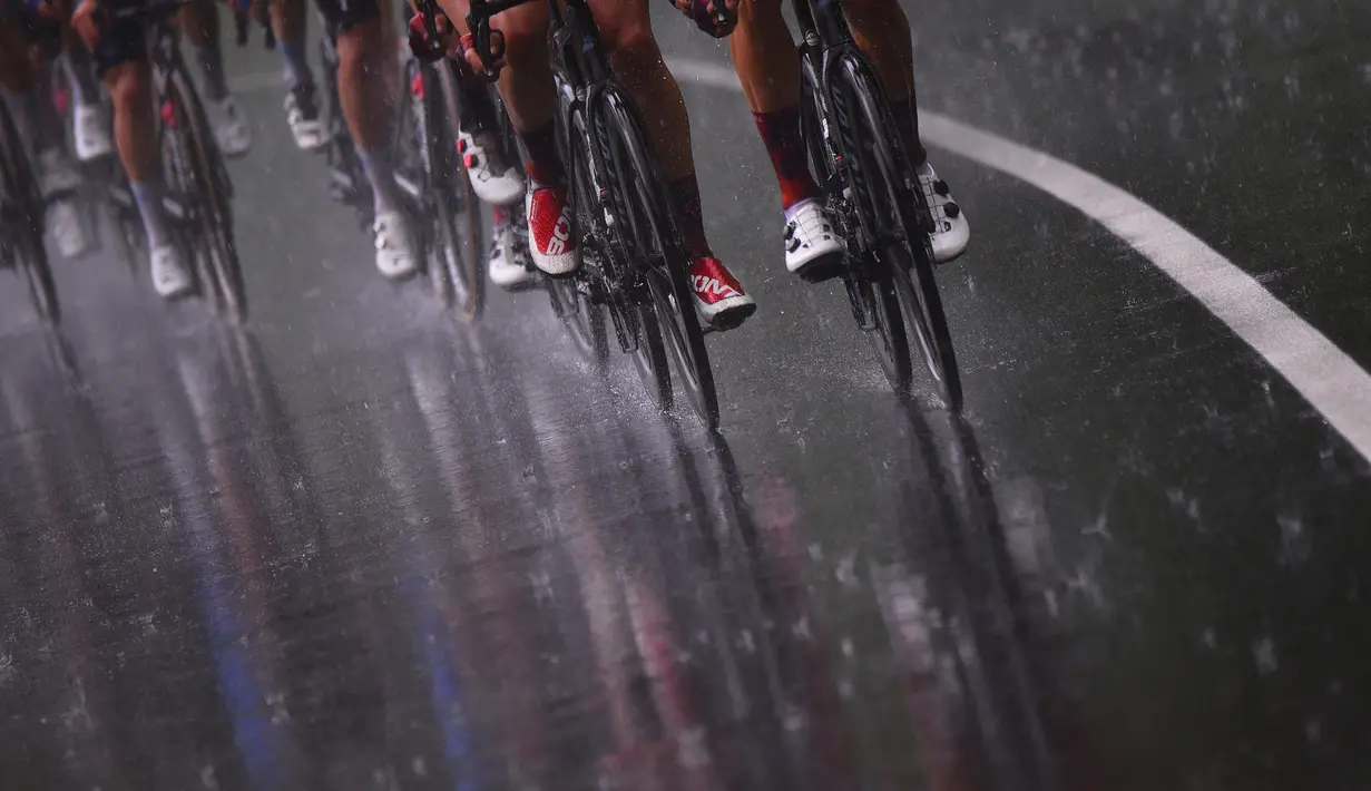 Rombongan pembalap berlomba di bawah guyuran hujan pada etape ke-6 Tour Balap Sepeda Giro d'Italia 2021 antara Grotte di Frassasi dan Ascoli Piceno (San Giacomo) sejauh 160 km, Kamis (13/5/2021). (AFP/Dario Belingheri)