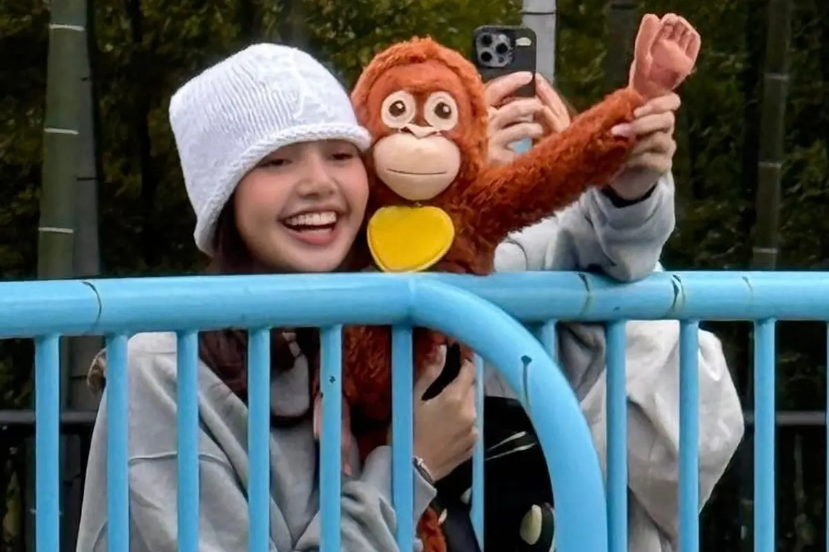 Gaya Santai Lisa BLACKPINK Curi Perhatian Saat Mengunjungi Baby Punch Sambil Membawa Boneka