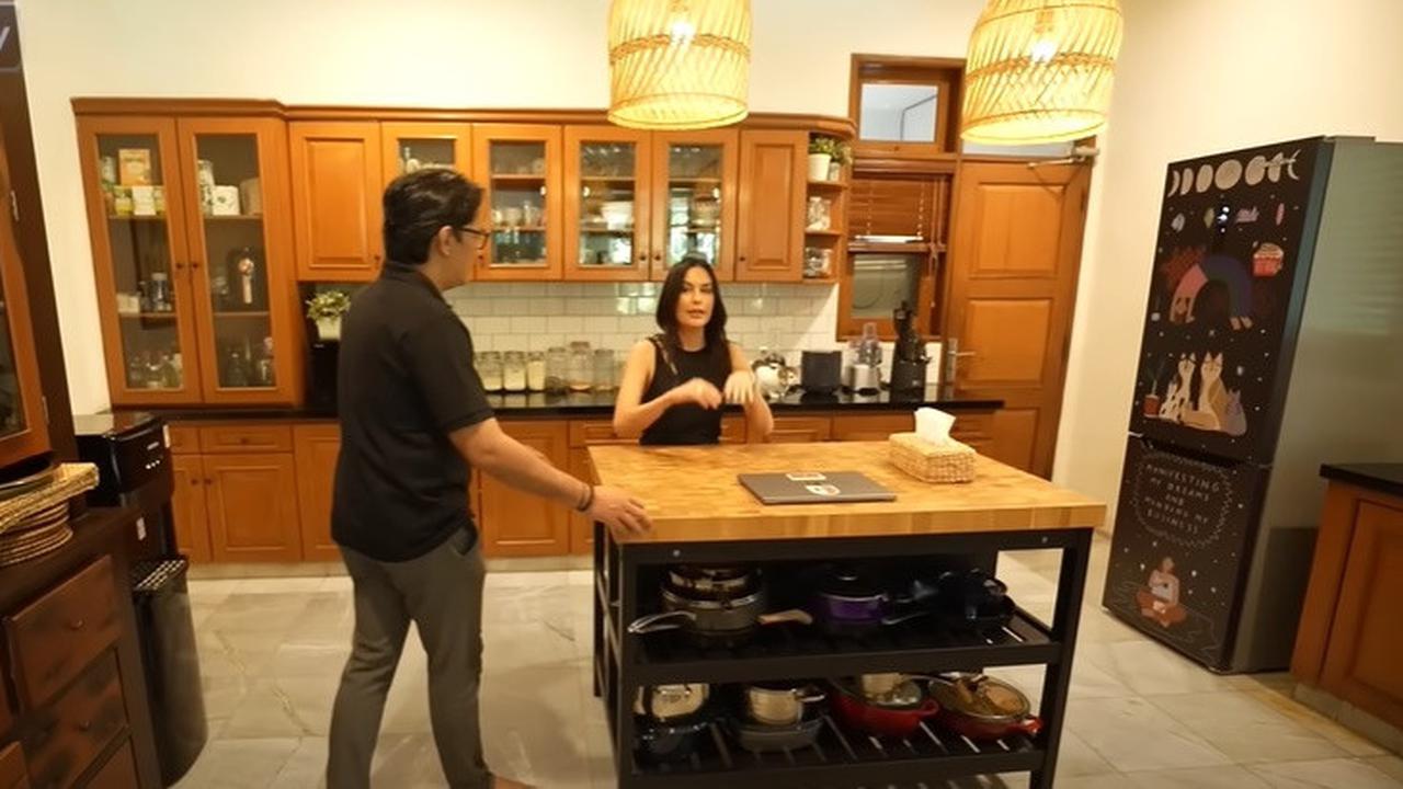 Tinggal di Rumah Kontrakan, 8 Potret Dapur Sophia Latjuba yang Bernuansa Klasik Serba Kayu - Unik Ada Mini Bar