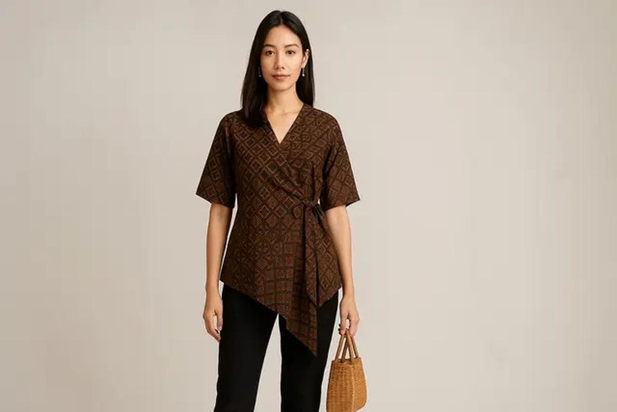 7 Model Atasan Batik Wanita Blouse Asimetris, Bikin Gaya ke Kantor Makin Elegan