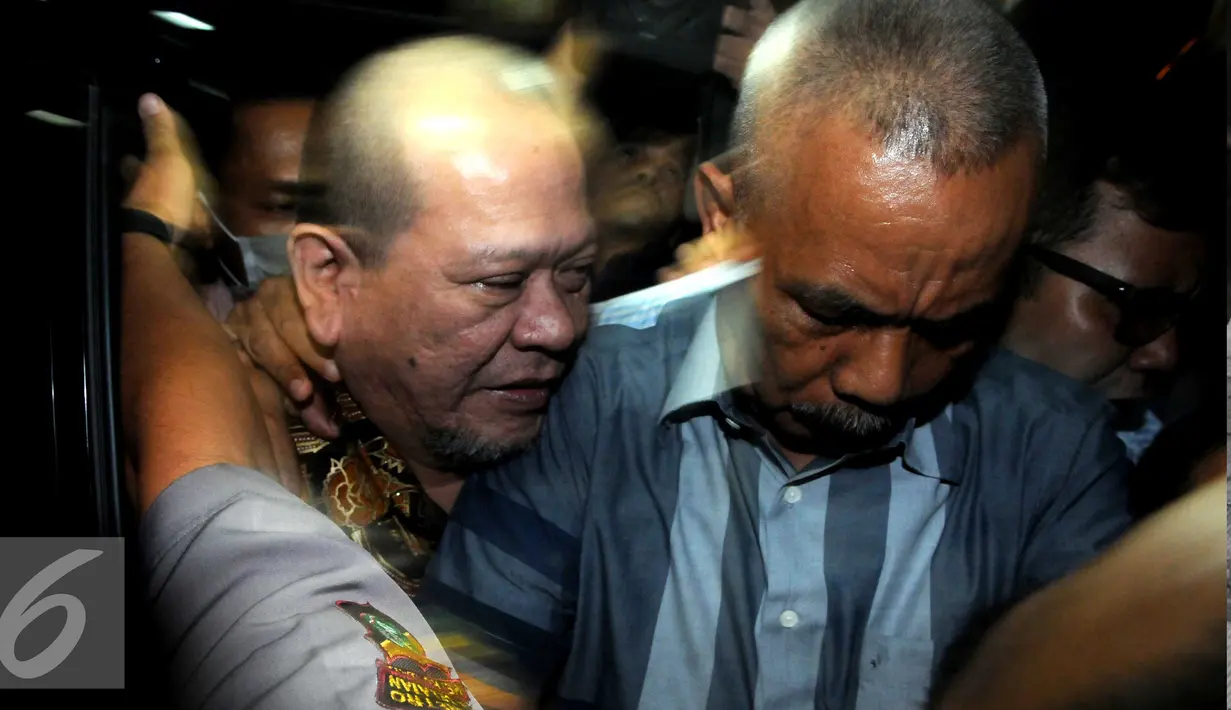 La Nyalla tiba pukul 19.30 WIB di Kejagung, Selasa (31/5/2016). Mengenakan kemeja batik warna cokelat, dia dibawa menggunakan mobil Innova warna hitam. (Liputan6.com/Helmi Afandi)