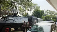 Kantor DPP Golkar dijaga ketat oleh ratusan polisi dari kesatuan Brimob. (Liputan6.com/Devira Prastiwi)