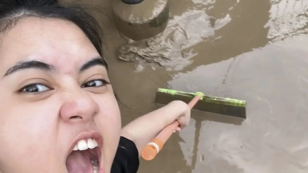 Ziva Magnolya saat Bersih-Bersih Pasca Banjir