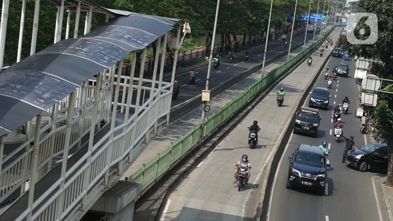 Pemotor Leluasa Masuk Jalur Transjakarta di Pasar Rumput