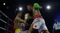 Daud Yordan (kanan)  memukul KO lawannya Campee Phayom dari Thailand di OCBC Arena, Singapura, Sabtu (25/3/2017).  (Bola.com/Nicklas Hanoatubun)